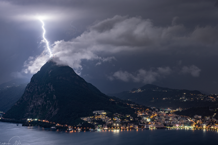 Fulmini sopra il San Salvatore (Lugano), foto di Dean Gill - www.deanostorm.com 