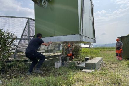 Posizionamento della nuova cabina di misura il 23 maggio 2023 presso la stazione EMER-Met di Grenchen.