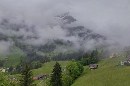Panorama di montagna con molte nubi