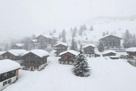 Ad alta quota, il semestre invernale 2023/24 ha portato molta neve. Al di sotto dei 1500 m, le precipitazioni sono state spesso sotto forma di pioggia a causa del clima mite. Foto: Riederalp, marzo 2024. Fonte: Segnalazioni meteo (app di MeteoSvizzera). 