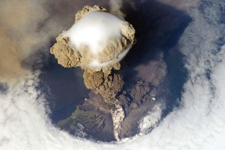 Vulcano Sarychev (Russia), eruzione del 12 giugno 2009 fotografata dalla ISS. La nube ha raggiunto un’altezza stimata fra i 12 e i 18 km (NASA)