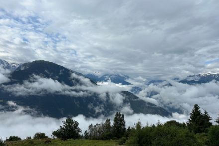 Nubi sui rilievi attorno a Mund (VS). Foto: segnalazioni app MeteoSvizzera
