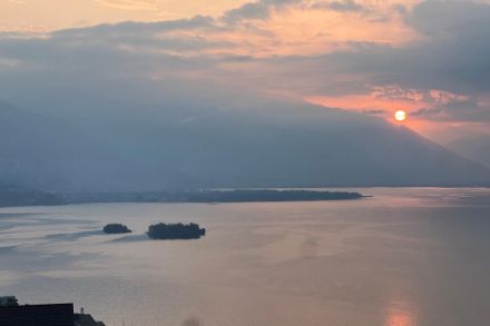 Ecco la coperta di nuvole che ha reso la notte appiccicosa. Vista da Brissago verso Locarno mercoledì mattina alle 06:30. Fonte: segnalazioni app MeteoSvizzera.