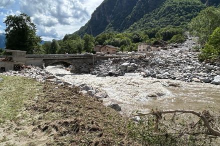 Le colate detritiche causate dagli alluvioni di giugno 2024 hanno creato degli sbarramenti nei fiumi, andando a formare dei laghi temporanei. Nella foto la Moesa a Sorte, il giorno dopo l’alluvione del 21 giugno che ha investito la Mesolcina. Si vede chiaramente il livello raggiunto dal fiume la sera prima. Foto: F. Beeli.