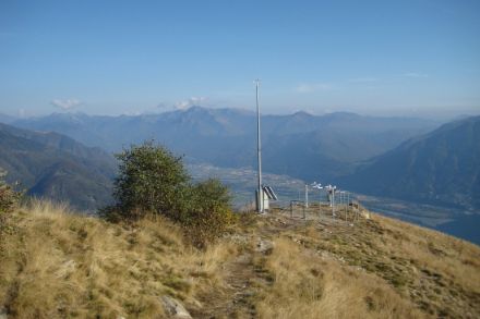 Nelle stazioni di misura di MeteoSvizzera è molto raro che un apparecchio non misuri il valore corretto. Immagine: la stazione di misurazione sulla cima della Cimetta, sopra Locarno. Immagine: MeteoSvizzera.