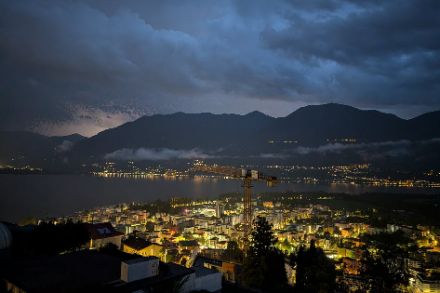 Oltre alle luci della città, questa mattina anche i temporali hanno illuminato la nostra immagine di copertina. 