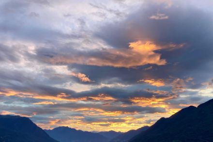 Tramonto colorato il 18 agosto, vista da Giubiasco verso ovest. Foto: Segnalazioni app MeteoSvizzera.