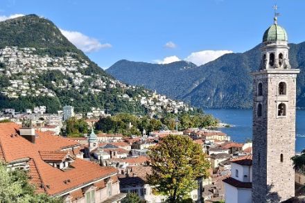 Cieli quasi privi di nuvole e un’atmosfera limpida sono tipici condizioni al Sud in caso di sbarramento sul versante meridionale delle Alpi, come per esempio a Lugano oggi. Fonte: Segnalazioni utenti App MeteoSvizzera.