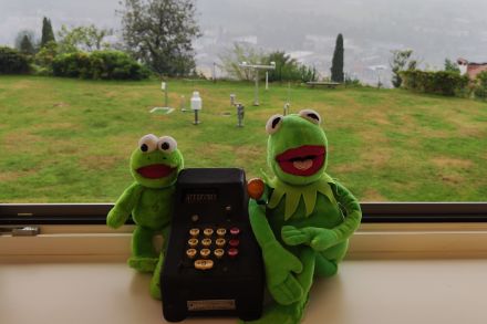 Le nostre mascotte di Locarno Monti maneggiano una storica calcolatrice meccanica. Il panorama invece è quello da sempre, anzi no! La stazione meteorologica è stata rinnovata nel 2007.
