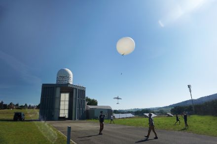 Figura 1 Decollo del radiosondaggio. La radiosonda di riferimento e l'aliante ultraleggero R2HOME sono visibili due metri più in basso.