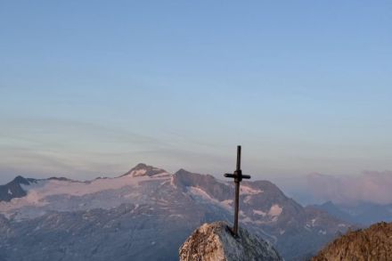 Fig.1. Ghiacciaio del Basodino visto dalla cima del Cristallina il 21 agosto 2024, ore 06.45. Quando la copertura di nevato sul ghiacciaio scende sotto i 60% circa della sua superficie, il bilancio si fa negativo.