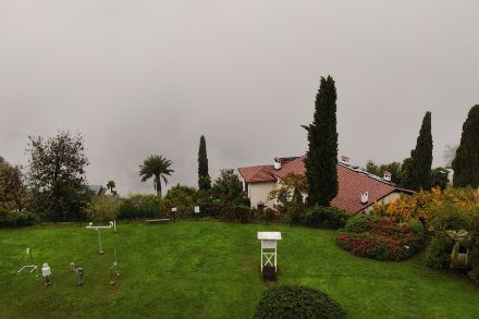 Oggi almeno possiamo vedere il giardino di misura, ma non oltre.