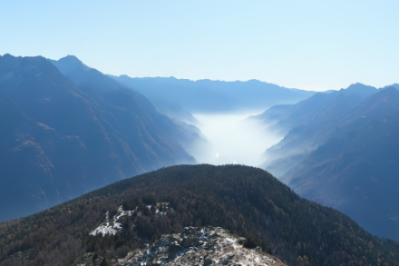 L’aria fredda, e foschia, ristagna sul fondovalle, vista dalla webcam Roundshot del Matro (Swisscom)