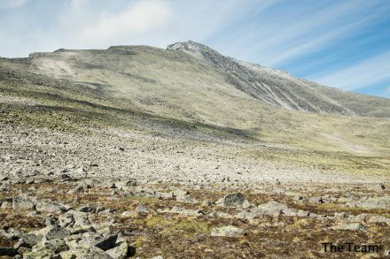 Una montagna con poca vegetazione
