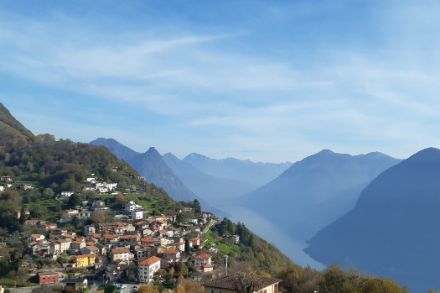 Una delle tante giornate di sole di novembre in Ticino. Vista dal paese di Brè sul Lago di Lugano verso est (9.11.2024). Foto: Stephan Bader