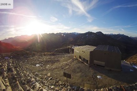 Schneehüenderstock, 2608m, nella regione sciistica di Andermatt, da webcam oggi 08:00