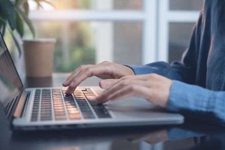 Delle mani che schiacciano i tasti su un laptop. Dal 2014 i nostri lettori e lettrici possono lasciare commenti sui nostri blog. Immagine: iStock.