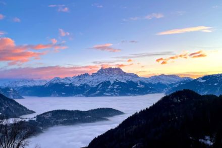 Foto della vista da Leysin (VD) sui Dents du Midi (VS) e sul sottostante mare di nebbia nella regione dello Chablais. 