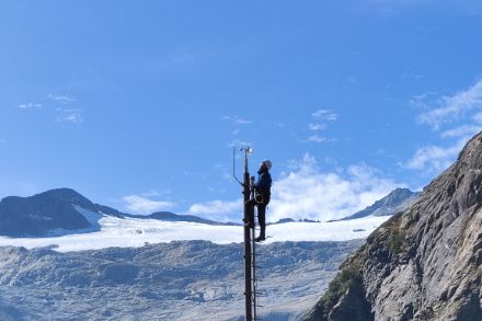 Lavori di controllo sul palo dell’anemometro di Robiei, il ghiacciaio del Basodino sullo sfondo
