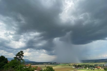 Foto di un rovescio di pioggia nella regione di Orbe (VD) il 28 giugno 2024.
