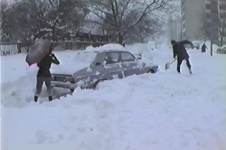 Automobilisti nell'area di Lancy GE che cercano di liberare il proprio veicolo il 17 febbraio 1985. Immagine: Peter L. Gill