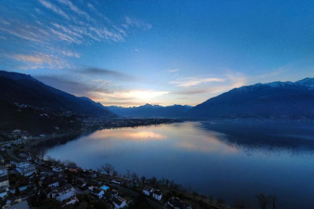 Lago Maggiore ripreso da Minusio con le prime nubi in avvicinamento