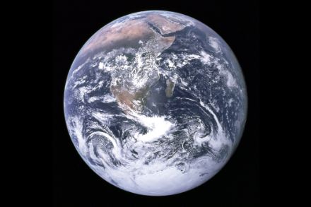 Il "Blue Marble", la prima immagine di un emisfero della Terra illuminato dal sole, scattata dall'equipaggio della missione Apollo 17 nel 1972 (NASA).