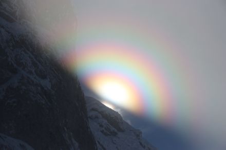 Fenomeno ottico attorno al sole fotografato sul Pilatus al limite superiore della nebbia alta. Foto d'archivio del 9.11.2017 (D. Gerstgrasser). 