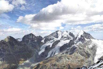 Berge mit Gletscher und eisfeien Gletschervorfeldern.