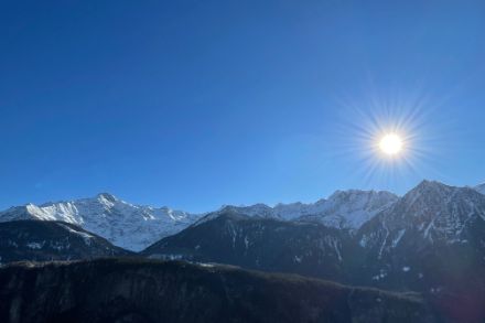 Neve si, ma solo alle quote più alte. Nella foto il gruppo del Tencia, sulla sinistra il Pizzo Forno. Foto: L. Nisi
