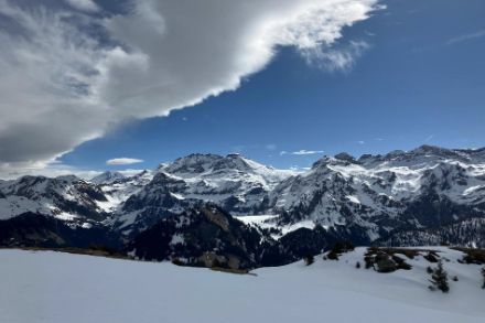 Meravigliosa atmosfera favonica a Lenk nella Simmental il 22 marzo 2025.