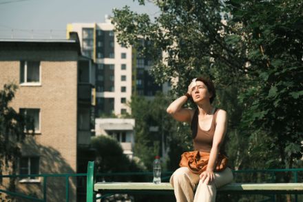 Giovane donna che suda in una calda giornata estiva (Immagine: iStock)