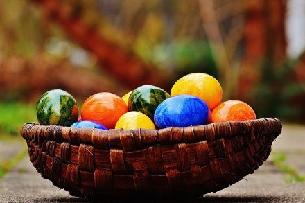 Cestino con uova di Pasqua colorate. 