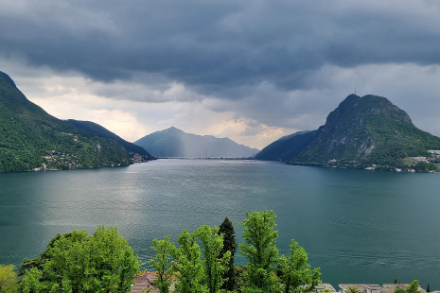 Rovescio sopra il Lago di Lugano, ripreso oggi pomeriggio da Castagnola. Fonte: segnalazioni meteo tramite app di MeteoSvizzera.