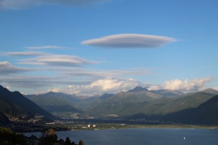 Il cielo sopra il piano di Magadino ieri sera, 25.5.2025, era popolato da diversi generi di nubi, ognuna ci parla di ciò che si sta muovendo sopra le nostre teste. 