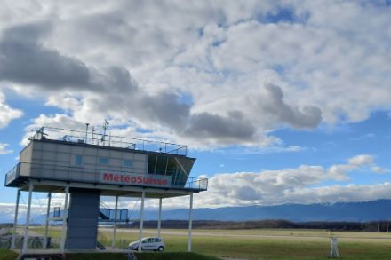 Posto di osservazione di MeteoSvizzera davanti alla pista dell'aeroporto di Ginevra, con il Giura francese sullo sfondo.