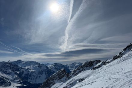 Altocumuli lenticolari sovrastati da cirri fibrati. Zona Alp de Mucia nei pressi di San Bernardino il 10 aprile 2025. Foto: G. Kappenberger.