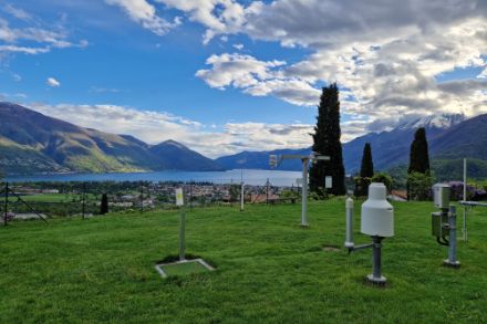 Panorama da Locarno Monti il 18 aprile 2025, in primo piano la nostra stazione SwissMetNet. Foto: L. Panziera.