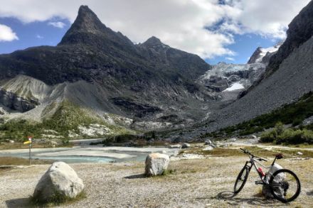 Mountain bike davanti ad un panorama di montagna