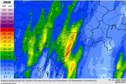 Accumuli di pioggia sommati sulle 6 ore (fra le ore 14 e le ore 20 locali) durante l’evento di forti temporali del 21 giugno 2024, secondo l’algoritmo CombiPrecip (combinazione di rilevamenti pluviometrici e radaristici). Sulla Mesolcina gli accumuli hanno raggiunto 80 – 100 mm su 6 ore.  Fonte: MeteoSvizzera.