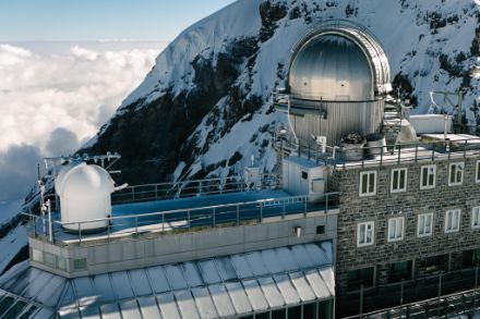 Stazione meteorologica alpina con osservatorio a cupola in inverno