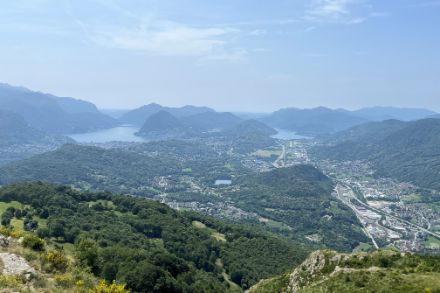 Panorama dalla zona dei Monti di Bigorio verso sud il 15 giugno 2025, ad una mattinata ben soleggiata e calda è seguito un pomeriggio più nuvoloso con una linea temporalesca in attenuazione in spostamento da ovest verso est. 