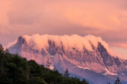 Una coltre di nuvole sulle Dents du Midi, messa in evidenza dal tramonto, il 1° luglio 2025.