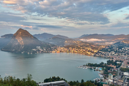 Questa mattina nuvolosità residua dopo le precipitazioni della notte. Immagine da Aldesago sopra il Lago di Lugano - Fonte: segnalazioni meteo app MeteoSwiss