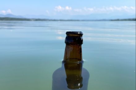 Una bottiglia di vetro nel lago. Non serve altro per rendere felice uno scienziato 