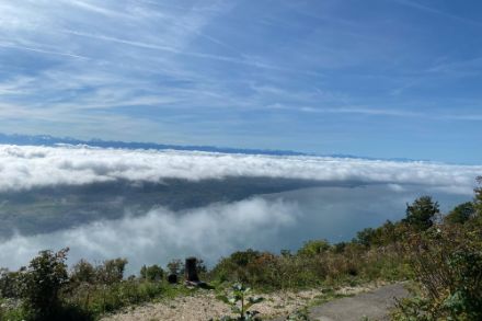 Vista da Macolin verso il lago di Bienne questa mattina: gli ultimi residui di nebbia alta si stanno dissolvendo.