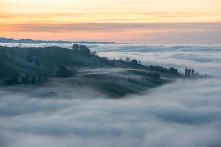 Vista al di sopra della nebbia alta.